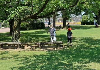Fototapeta premium 夏の芝生の公園を走る子供