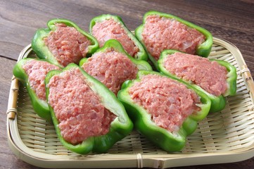 ピーマンの肉詰め　Meat stuffed peppers