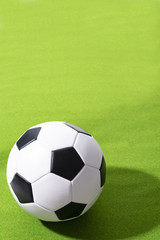 芝の上のサッカーボール