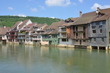 Fototapeta na wymiar Ornans sur la Loue, commune du Doubs, massif du Jura, France