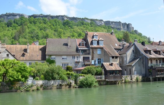 Ornans, sur la Loue, commune du Doubs, massif du Jura, France