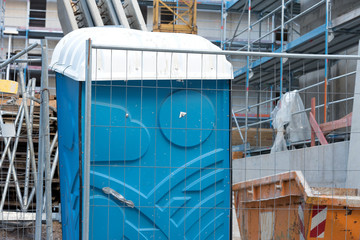Eine mobile Toilette auf einer Baustelle