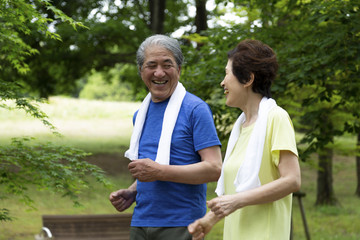 Obraz premium 運動するシニア夫婦