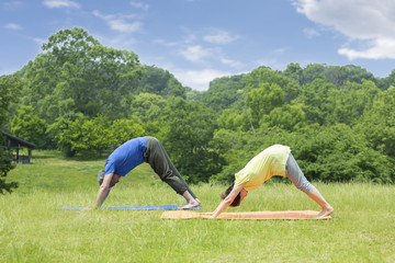 Fototapeta premium ヨガをするシニア女性