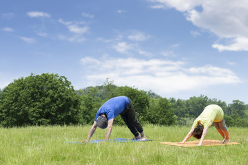 ヨガをするシニア夫婦