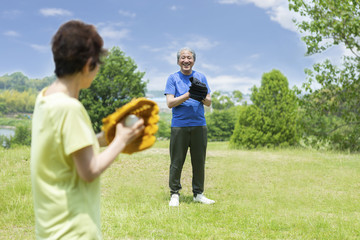 Fototapeta premium キャッチボールをするシニア夫婦