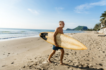Surfer at a nice beach - obrazy, fototapety, plakaty
