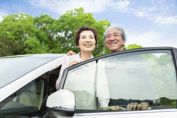 車から外を眺めるシニア夫婦