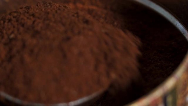 coffees poon into coffee powder