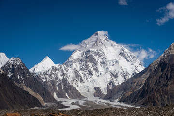 Sommet de montagne K2, deuxième plus haut sommet de montagne au monde, route de trekking du camp de base K2 dans la chaîne de montagnes du Karakoram, Pakistan, Asie
