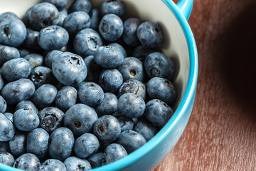 blueberries in a plate on the table