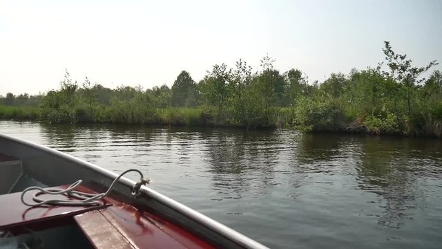 Navigare in barca nei canali in Olanda