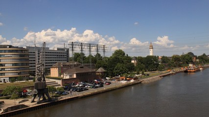 Fototapeta premium Blick von der Leunabrücke auf das Höchster Mainufer