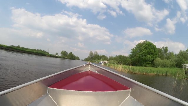Navigare in barca nei canali in Olanda