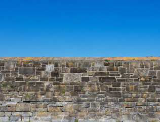 Irland alte Hafenmauer mit blauem Himmel