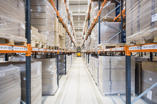 Lagerhalle eines Mittelst&auml;ndlers mit einem Gabelstapler