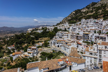 Naklejka premium Piękny widok z lotu ptaka Mijas - hiszpańskie miasto z widokiem na Costa del Sol, niedaleko Malagi. Mijas znany z bielonych budynków. Mijas, Andaluzja, Hiszpania.