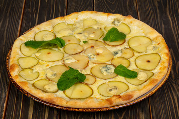 Pizza with pear and gorgonzola