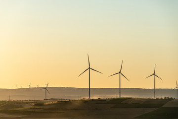 Windräder und Ernte 