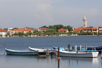 Stadt Nin mit Fischerboote, Kroatien, Europa