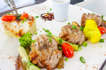 filet mignon de porc, feuilleté de pomme de terre et légumes