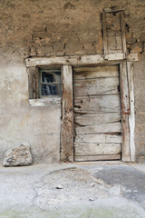 Renovierungsbedürftige Fassade eines alten Fachwerkhauses im Elsass