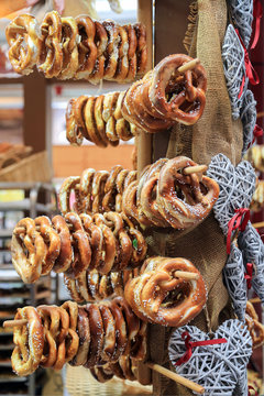 Frische Brezen auf einem Markt