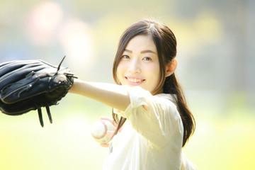 キャッチボールする女性