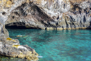 Cueva en el mar