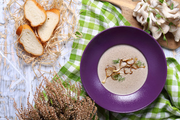 грибной крем суп с укропом и хлебом