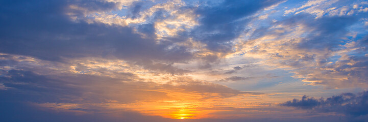 Naklejka premium Panoramiczny widok nieba o zachodzie słońca z pięknymi chmurami