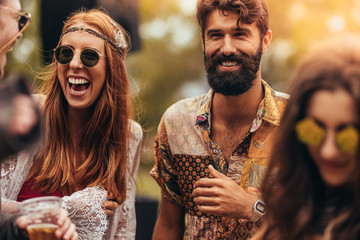 Happy young hippie friends at music festival - obrazy, fototapety, plakaty