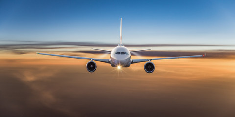Fototapeta premium Komercyjny samolot latający nad chmurami.