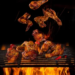 Plexiglas foto achterwand Kippenpoten en vleugels op de grill met vlammen © Lukas Gojda