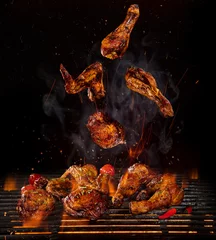 Vlies Fototapete Grill / Barbecue Hähnchenkeulen und -flügel auf dem Grill mit Flammen