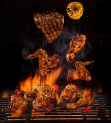 Papier Peint photo autocollant Grill / Barbecue Cuisses et ailes de poulet sur le gril avec des flammes