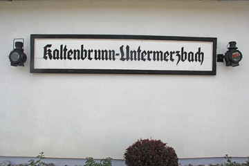 Schild an ehemaligem Bahnhof in Oberfranken