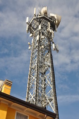 Obraz premium Telecommunication tower with antennas over the top of a building