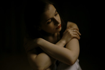 Obraz premium Studio portrait of a beautiful brunette on a black background