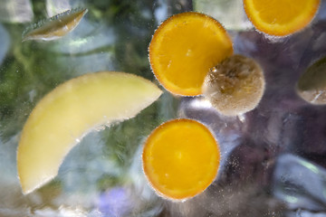 Fototapeta na wymiar eingefrorenes Obst im Eisblock