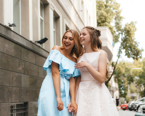 Naklejka premium Two girls having a walk on the streets of city - street photo in Kharkov (Ukraine)