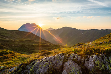 Sonnenaufgang im Sommer am Berg