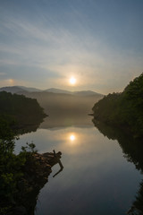 朝靄の野反湖