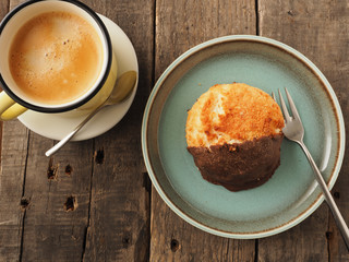 Leckere Kokos-Makrone mit einer Tasse Kaffee