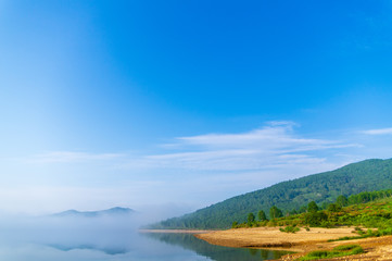 Fototapeta na wymiar 朝靄の野反湖