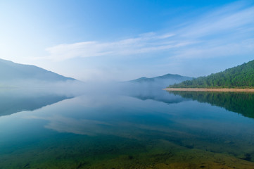朝靄の野反湖