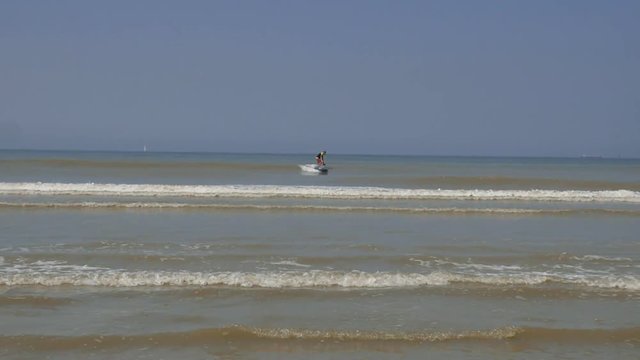 sufer en stand up
(slow motion)