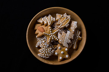 Fototapeta premium Various shapes of fresly baked ginderbread in a wooden bowl