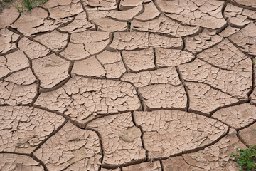 Trockene, rissige rote Erde - Hintergrund