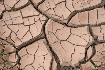 Trockene, rissige rote Erde - Hintergrund